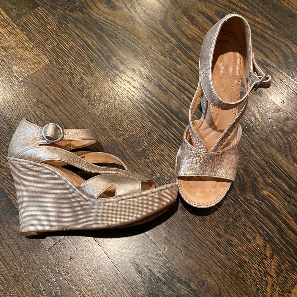 Born Brushed silver wedges 7